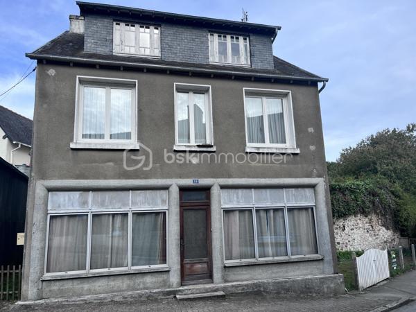 Situé au coeur du bourg de Plémet, cette maison de ville de 143 m² habitables offre de beaux volumes et un fort potentiel après rénovation.

Édifié sur trois niveaux, elle se compose : 

Au rez-de-chaussée : 
- Ancien local commercial aménagé en salon,
- Cuisine - salle à manger donnant sur une véranda et son WC;
- Accès à un espace jardin;

A premier étage : 
- Trois chambres lumineuses;
- Une salle d’eau;
- Une buanderie avec accès à un jardin surélevé.

Au deuxième étage : 
- Deux chambres supplémentaires;
- Un point d’eau;
- Accès au grenier.

Travaux à prévoir

La maison nécessite une rénovation complète : 

- Réfection de la toiture;
- Isolation;
- Électricité;
- Chauffage;
- VMC.

Le budget travaux est estimé à environ 140 000 €, dont environ 25 000 € pour la toiture.

Informations complémentaires

- DPE : F
- Conduit ciment amianté présent dans la cave
- Réseau d’eau de ville disponible à proximité immédiate : raccordement à prévoir
- Tout à l’égout présent.
- Stationnement facile à proximité.
- Idéal pour investisseurs, marchands de biens ou acquéreurs souhaitant réaliser un projet de rénovation d’envergure.

Une belle opportunité pour redonner vie à cette maison familiale aux beaux volumes et créer un logement à votre image.

Pour plus d’informations ou organiser une visite, contactez-moi.