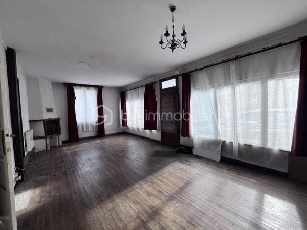 Situé au coeur du bourg de Plémet, cette maison de ville de 143 m² habitables offre de beaux volumes et un fort potentiel après rénovation.

Édifié sur trois niveaux, elle se compose : 

Au rez-de-chaussée : 
- Ancien local commercial aménagé en salon,
- Cuisine - salle à manger donnant sur une véranda et son WC;
- Accès à un espace jardin;

A premier étage : 
- Trois chambres lumineuses;
- Une salle d’eau;
- Une buanderie avec accès à un jardin surélevé.

Au deuxième étage : 
- Deux chambres supplémentaires;
- Un point d’eau;
- Accès au grenier.

Travaux à prévoir

La maison nécessite une rénovation complète : 

- Réfection de la toiture;
- Isolation;
- Électricité;
- Chauffage;
- VMC.

Le budget travaux est estimé à environ 140 000 €, dont environ 25 000 € pour la toiture.

Informations complémentaires

- DPE : F
- Conduit ciment amianté présent dans la cave
- Réseau d’eau de ville disponible à proximité immédiate : raccordement à prévoir
- Tout à l’égout présent.
- Stationnement facile à proximité.
- Idéal pour investisseurs, marchands de biens ou acquéreurs souhaitant réaliser un projet de rénovation d’envergure.

Une belle opportunité pour redonner vie à cette maison familiale aux beaux volumes et créer un logement à votre image.

Pour plus d’informations ou organiser une visite, contactez-moi.
