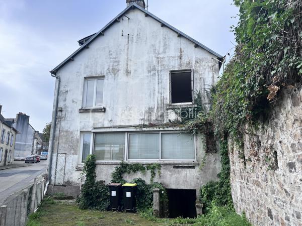 Situé au coeur du bourg de Plémet, cette maison de ville de 143 m² habitables offre de beaux volumes et un fort potentiel après rénovation.

Édifié sur trois niveaux, elle se compose : 

Au rez-de-chaussée : 
- Ancien local commercial aménagé en salon,
- Cuisine - salle à manger donnant sur une véranda et son WC;
- Accès à un espace jardin;

A premier étage : 
- Trois chambres lumineuses;
- Une salle d’eau;
- Une buanderie avec accès à un jardin surélevé.

Au deuxième étage : 
- Deux chambres supplémentaires;
- Un point d’eau;
- Accès au grenier.

Travaux à prévoir

La maison nécessite une rénovation complète : 

- Réfection de la toiture;
- Isolation;
- Électricité;
- Chauffage;
- VMC.

Le budget travaux est estimé à environ 140 000 €, dont environ 25 000 € pour la toiture.

Informations complémentaires

- DPE : F
- Conduit ciment amianté présent dans la cave
- Réseau d’eau de ville disponible à proximité immédiate : raccordement à prévoir
- Tout à l’égout présent.
- Stationnement facile à proximité.
- Idéal pour investisseurs, marchands de biens ou acquéreurs souhaitant réaliser un projet de rénovation d’envergure.

Une belle opportunité pour redonner vie à cette maison familiale aux beaux volumes et créer un logement à votre image.

Pour plus d’informations ou organiser une visite, contactez-moi.