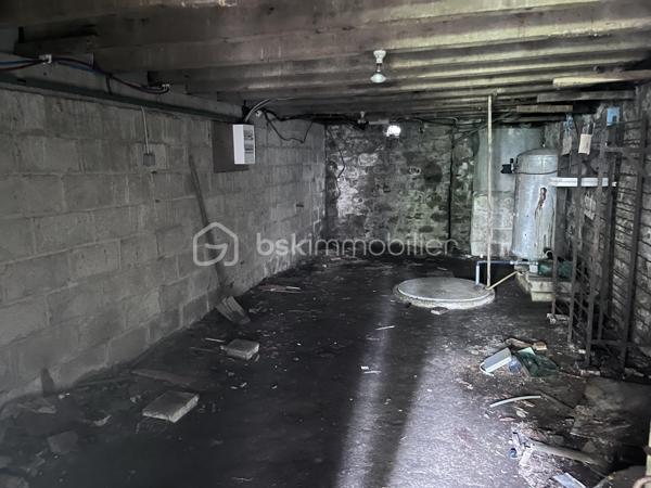 Situé au coeur du bourg de Plémet, cette maison de ville de 143 m² habitables offre de beaux volumes et un fort potentiel après rénovation.

Édifié sur trois niveaux, elle se compose : 

Au rez-de-chaussée : 
- Ancien local commercial aménagé en salon,
- Cuisine - salle à manger donnant sur une véranda et son WC;
- Accès à un espace jardin;

A premier étage : 
- Trois chambres lumineuses;
- Une salle d’eau;
- Une buanderie avec accès à un jardin surélevé.

Au deuxième étage : 
- Deux chambres supplémentaires;
- Un point d’eau;
- Accès au grenier.

Travaux à prévoir

La maison nécessite une rénovation complète : 

- Réfection de la toiture;
- Isolation;
- Électricité;
- Chauffage;
- VMC.

Le budget travaux est estimé à environ 140 000 €, dont environ 25 000 € pour la toiture.

Informations complémentaires

- DPE : F
- Conduit ciment amianté présent dans la cave
- Réseau d’eau de ville disponible à proximité immédiate : raccordement à prévoir
- Tout à l’égout présent.
- Stationnement facile à proximité.
- Idéal pour investisseurs, marchands de biens ou acquéreurs souhaitant réaliser un projet de rénovation d’envergure.

Une belle opportunité pour redonner vie à cette maison familiale aux beaux volumes et créer un logement à votre image.

Pour plus d’informations ou organiser une visite, contactez-moi.