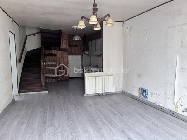 Situé au coeur du bourg de Plémet, cette maison de ville de 143 m² habitables offre de beaux volumes et un fort potentiel après rénovation.

Édifié sur trois niveaux, elle se compose : 

Au rez-de-chaussée : 
- Ancien local commercial aménagé en salon,
- Cuisine - salle à manger donnant sur une véranda et son WC;
- Accès à un espace jardin;

A premier étage : 
- Trois chambres lumineuses;
- Une salle d’eau;
- Une buanderie avec accès à un jardin surélevé.

Au deuxième étage : 
- Deux chambres supplémentaires;
- Un point d’eau;
- Accès au grenier.

Travaux à prévoir

La maison nécessite une rénovation complète : 

- Réfection de la toiture;
- Isolation;
- Électricité;
- Chauffage;
- VMC.

Le budget travaux est estimé à environ 140 000 €, dont environ 25 000 € pour la toiture.

Informations complémentaires

- DPE : F
- Conduit ciment amianté présent dans la cave
- Réseau d’eau de ville disponible à proximité immédiate : raccordement à prévoir
- Tout à l’égout présent.
- Stationnement facile à proximité.
- Idéal pour investisseurs, marchands de biens ou acquéreurs souhaitant réaliser un projet de rénovation d’envergure.

Une belle opportunité pour redonner vie à cette maison familiale aux beaux volumes et créer un logement à votre image.

Pour plus d’informations ou organiser une visite, contactez-moi.