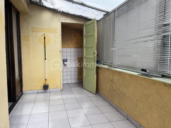 Situé au coeur du bourg de Plémet, cette maison de ville de 143 m² habitables offre de beaux volumes et un fort potentiel après rénovation.

Édifié sur trois niveaux, elle se compose : 

Au rez-de-chaussée : 
- Ancien local commercial aménagé en salon,
- Cuisine - salle à manger donnant sur une véranda et son WC;
- Accès à un espace jardin;

A premier étage : 
- Trois chambres lumineuses;
- Une salle d’eau;
- Une buanderie avec accès à un jardin surélevé.

Au deuxième étage : 
- Deux chambres supplémentaires;
- Un point d’eau;
- Accès au grenier.

Travaux à prévoir

La maison nécessite une rénovation complète : 

- Réfection de la toiture;
- Isolation;
- Électricité;
- Chauffage;
- VMC.

Le budget travaux est estimé à environ 140 000 €, dont environ 25 000 € pour la toiture.

Informations complémentaires

- DPE : F
- Conduit ciment amianté présent dans la cave
- Réseau d’eau de ville disponible à proximité immédiate : raccordement à prévoir
- Tout à l’égout présent.
- Stationnement facile à proximité.
- Idéal pour investisseurs, marchands de biens ou acquéreurs souhaitant réaliser un projet de rénovation d’envergure.

Une belle opportunité pour redonner vie à cette maison familiale aux beaux volumes et créer un logement à votre image.

Pour plus d’informations ou organiser une visite, contactez-moi.