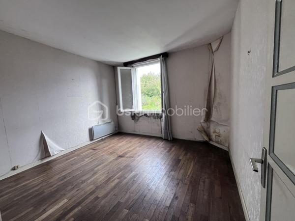 Situé au coeur du bourg de Plémet, cette maison de ville de 143 m² habitables offre de beaux volumes et un fort potentiel après rénovation.

Édifié sur trois niveaux, elle se compose : 

Au rez-de-chaussée : 
- Ancien local commercial aménagé en salon,
- Cuisine - salle à manger donnant sur une véranda et son WC;
- Accès à un espace jardin;

A premier étage : 
- Trois chambres lumineuses;
- Une salle d’eau;
- Une buanderie avec accès à un jardin surélevé.

Au deuxième étage : 
- Deux chambres supplémentaires;
- Un point d’eau;
- Accès au grenier.

Travaux à prévoir

La maison nécessite une rénovation complète : 

- Réfection de la toiture;
- Isolation;
- Électricité;
- Chauffage;
- VMC.

Le budget travaux est estimé à environ 140 000 €, dont environ 25 000 € pour la toiture.

Informations complémentaires

- DPE : F
- Conduit ciment amianté présent dans la cave
- Réseau d’eau de ville disponible à proximité immédiate : raccordement à prévoir
- Tout à l’égout présent.
- Stationnement facile à proximité.
- Idéal pour investisseurs, marchands de biens ou acquéreurs souhaitant réaliser un projet de rénovation d’envergure.

Une belle opportunité pour redonner vie à cette maison familiale aux beaux volumes et créer un logement à votre image.

Pour plus d’informations ou organiser une visite, contactez-moi.