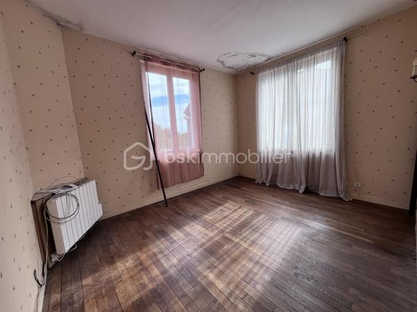 Situé au coeur du bourg de Plémet, cette maison de ville de 143 m² habitables offre de beaux volumes et un fort potentiel après rénovation.

Édifié sur trois niveaux, elle se compose : 

Au rez-de-chaussée : 
- Ancien local commercial aménagé en salon,
- Cuisine - salle à manger donnant sur une véranda et son WC;
- Accès à un espace jardin;

A premier étage : 
- Trois chambres lumineuses;
- Une salle d’eau;
- Une buanderie avec accès à un jardin surélevé.

Au deuxième étage : 
- Deux chambres supplémentaires;
- Un point d’eau;
- Accès au grenier.

Travaux à prévoir

La maison nécessite une rénovation complète : 

- Réfection de la toiture;
- Isolation;
- Électricité;
- Chauffage;
- VMC.

Le budget travaux est estimé à environ 140 000 €, dont environ 25 000 € pour la toiture.

Informations complémentaires

- DPE : F
- Conduit ciment amianté présent dans la cave
- Réseau d’eau de ville disponible à proximité immédiate : raccordement à prévoir
- Tout à l’égout présent.
- Stationnement facile à proximité.
- Idéal pour investisseurs, marchands de biens ou acquéreurs souhaitant réaliser un projet de rénovation d’envergure.

Une belle opportunité pour redonner vie à cette maison familiale aux beaux volumes et créer un logement à votre image.

Pour plus d’informations ou organiser une visite, contactez-moi.