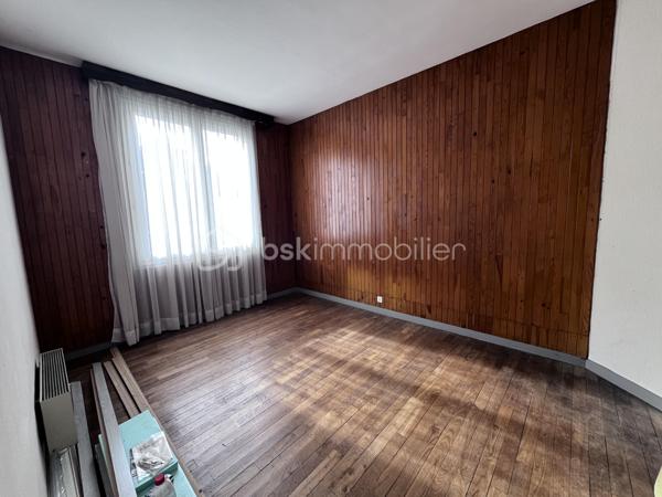 Situé au coeur du bourg de Plémet, cette maison de ville de 143 m² habitables offre de beaux volumes et un fort potentiel après rénovation.

Édifié sur trois niveaux, elle se compose : 

Au rez-de-chaussée : 
- Ancien local commercial aménagé en salon,
- Cuisine - salle à manger donnant sur une véranda et son WC;
- Accès à un espace jardin;

A premier étage : 
- Trois chambres lumineuses;
- Une salle d’eau;
- Une buanderie avec accès à un jardin surélevé.

Au deuxième étage : 
- Deux chambres supplémentaires;
- Un point d’eau;
- Accès au grenier.

Travaux à prévoir

La maison nécessite une rénovation complète : 

- Réfection de la toiture;
- Isolation;
- Électricité;
- Chauffage;
- VMC.

Le budget travaux est estimé à environ 140 000 €, dont environ 25 000 € pour la toiture.

Informations complémentaires

- DPE : F
- Conduit ciment amianté présent dans la cave
- Réseau d’eau de ville disponible à proximité immédiate : raccordement à prévoir
- Tout à l’égout présent.
- Stationnement facile à proximité.
- Idéal pour investisseurs, marchands de biens ou acquéreurs souhaitant réaliser un projet de rénovation d’envergure.

Une belle opportunité pour redonner vie à cette maison familiale aux beaux volumes et créer un logement à votre image.

Pour plus d’informations ou organiser une visite, contactez-moi.