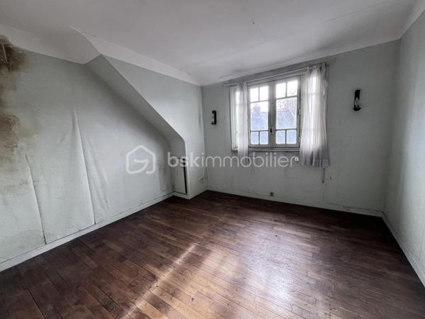 Situé au coeur du bourg de Plémet, cette maison de ville de 143 m² habitables offre de beaux volumes et un fort potentiel après rénovation.

Édifié sur trois niveaux, elle se compose : 

Au rez-de-chaussée : 
- Ancien local commercial aménagé en salon,
- Cuisine - salle à manger donnant sur une véranda et son WC;
- Accès à un espace jardin;

A premier étage : 
- Trois chambres lumineuses;
- Une salle d’eau;
- Une buanderie avec accès à un jardin surélevé.

Au deuxième étage : 
- Deux chambres supplémentaires;
- Un point d’eau;
- Accès au grenier.

Travaux à prévoir

La maison nécessite une rénovation complète : 

- Réfection de la toiture;
- Isolation;
- Électricité;
- Chauffage;
- VMC.

Le budget travaux est estimé à environ 140 000 €, dont environ 25 000 € pour la toiture.

Informations complémentaires

- DPE : F
- Conduit ciment amianté présent dans la cave
- Réseau d’eau de ville disponible à proximité immédiate : raccordement à prévoir
- Tout à l’égout présent.
- Stationnement facile à proximité.
- Idéal pour investisseurs, marchands de biens ou acquéreurs souhaitant réaliser un projet de rénovation d’envergure.

Une belle opportunité pour redonner vie à cette maison familiale aux beaux volumes et créer un logement à votre image.

Pour plus d’informations ou organiser une visite, contactez-moi.