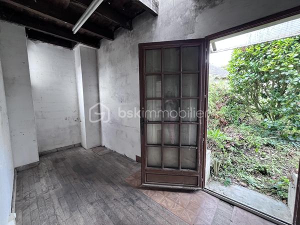 Situé au coeur du bourg de Plémet, cette maison de ville de 143 m² habitables offre de beaux volumes et un fort potentiel après rénovation.

Édifié sur trois niveaux, elle se compose : 

Au rez-de-chaussée : 
- Ancien local commercial aménagé en salon,
- Cuisine - salle à manger donnant sur une véranda et son WC;
- Accès à un espace jardin;

A premier étage : 
- Trois chambres lumineuses;
- Une salle d’eau;
- Une buanderie avec accès à un jardin surélevé.

Au deuxième étage : 
- Deux chambres supplémentaires;
- Un point d’eau;
- Accès au grenier.

Travaux à prévoir

La maison nécessite une rénovation complète : 

- Réfection de la toiture;
- Isolation;
- Électricité;
- Chauffage;
- VMC.

Le budget travaux est estimé à environ 140 000 €, dont environ 25 000 € pour la toiture.

Informations complémentaires

- DPE : F
- Conduit ciment amianté présent dans la cave
- Réseau d’eau de ville disponible à proximité immédiate : raccordement à prévoir
- Tout à l’égout présent.
- Stationnement facile à proximité.
- Idéal pour investisseurs, marchands de biens ou acquéreurs souhaitant réaliser un projet de rénovation d’envergure.

Une belle opportunité pour redonner vie à cette maison familiale aux beaux volumes et créer un logement à votre image.

Pour plus d’informations ou organiser une visite, contactez-moi.