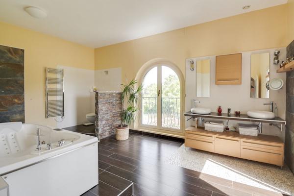 Propriété d’architecte au coeur d’un parc arboré