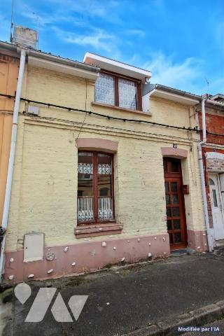 Maison avec jardin et garage.