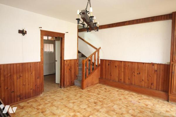 Maison avec jardin et garage.