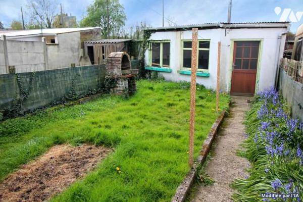 Maison avec jardin et garage.