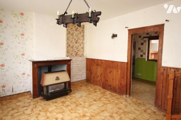 Maison avec jardin et garage.
