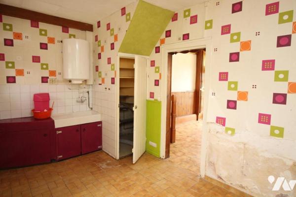 Maison avec jardin et garage.
