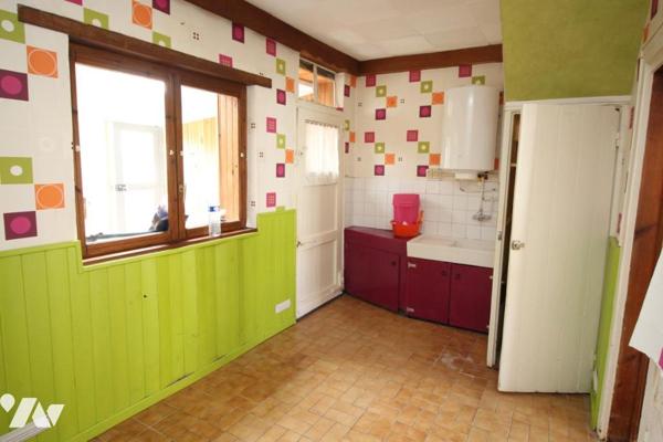 Maison avec jardin et garage.
