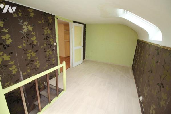 Maison avec jardin et garage.