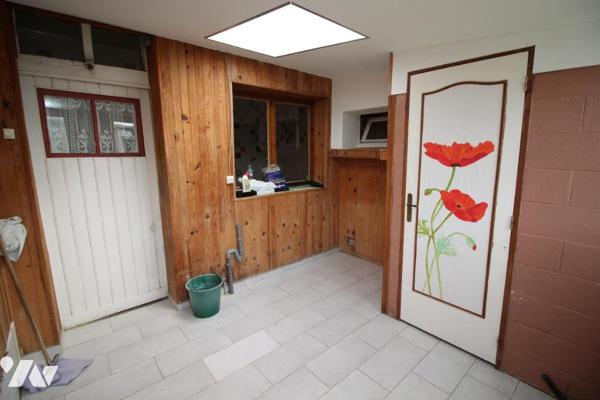 Maison avec jardin et garage.