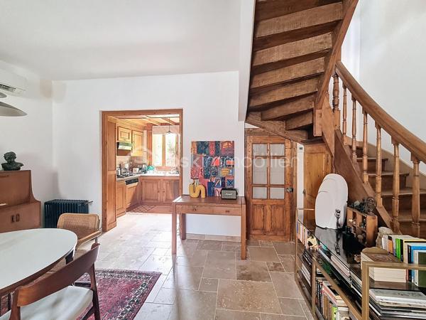 Cette maison en pierre au charme incomparable a fait l’objet par son propriétaire d’une rénovation soignée.. .Le sol du rez-de-chaussée a été refait en travertin, ainsi que toute l’electricité. La chaudiére au gaz est de 2023, et la climatisation réversible présente dans toutes les pièces a été installée la même année. Une entrée permet d’accéder à la pièce à vivre qui donne sur une cuisine ouverte. On trouve à ce niveau une buanderie/cellier ainsi que des toilettes. On accède à l’étage par un joli escalier qui débouche sur un palier qui distribue deux chambres. A cette étage une salle d’eau avec ses toilettes est communes aux deux chambres. Il est à noter que sur tout l’étage le propriétaire a conservé le joli parquet d’époque. Pour parfaire l’ensemble vous profiterez d’une petite terrasse abritée par un auvent. Celle-ci donne sur un joli jardin arboré et intime orienté plein sud. Au fond de celui-ci se trouve un apprenti ouvert qui sert d’abris jardin. La maison se situe dans une rue calme d’Agen à 5mn à pied des commodités.