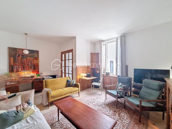 Cette maison en pierre au charme incomparable a fait l’objet par son propriétaire d’une rénovation soignée.. .Le sol du rez-de-chaussée a été refait en travertin, ainsi que toute l’electricité. La chaudiére au gaz est de 2023, et la climatisation réversible présente dans toutes les pièces a été installée la même année. Une entrée permet d’accéder à la pièce à vivre qui donne sur une cuisine ouverte. On trouve à ce niveau une buanderie/cellier ainsi que des toilettes. On accède à l’étage par un joli escalier qui débouche sur un palier qui distribue deux chambres. A cette étage une salle d’eau avec ses toilettes est communes aux deux chambres. Il est à noter que sur tout l’étage le propriétaire a conservé le joli parquet d’époque. Pour parfaire l’ensemble vous profiterez d’une petite terrasse abritée par un auvent. Celle-ci donne sur un joli jardin arboré et intime orienté plein sud. Au fond de celui-ci se trouve un apprenti ouvert qui sert d’abris jardin. La maison se situe dans une rue calme d’Agen à 5mn à pied des commodités.