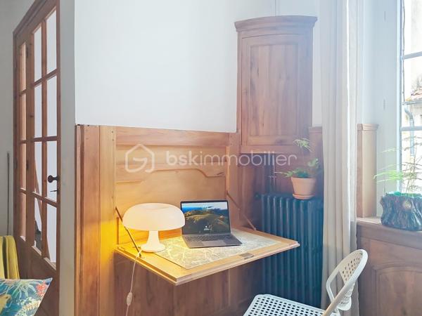 Cette maison en pierre au charme incomparable a fait l’objet par son propriétaire d’une rénovation soignée.. .Le sol du rez-de-chaussée a été refait en travertin, ainsi que toute l’electricité. La chaudiére au gaz est de 2023, et la climatisation réversible présente dans toutes les pièces a été installée la même année. Une entrée permet d’accéder à la pièce à vivre qui donne sur une cuisine ouverte. On trouve à ce niveau une buanderie/cellier ainsi que des toilettes. On accède à l’étage par un joli escalier qui débouche sur un palier qui distribue deux chambres. A cette étage une salle d’eau avec ses toilettes est communes aux deux chambres. Il est à noter que sur tout l’étage le propriétaire a conservé le joli parquet d’époque. Pour parfaire l’ensemble vous profiterez d’une petite terrasse abritée par un auvent. Celle-ci donne sur un joli jardin arboré et intime orienté plein sud. Au fond de celui-ci se trouve un apprenti ouvert qui sert d’abris jardin. La maison se situe dans une rue calme d’Agen à 5mn à pied des commodités.