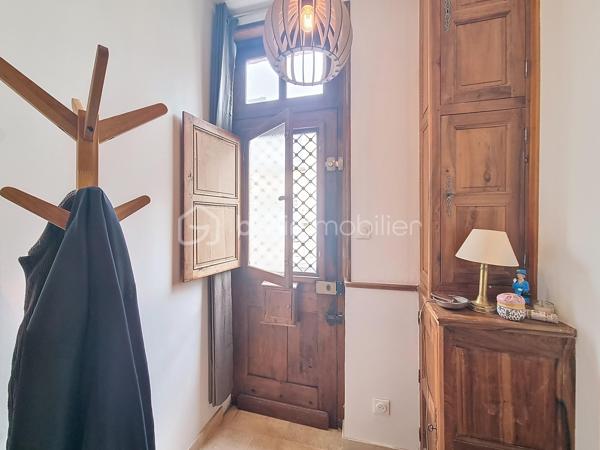Cette maison en pierre au charme incomparable a fait l’objet par son propriétaire d’une rénovation soignée.. .Le sol du rez-de-chaussée a été refait en travertin, ainsi que toute l’electricité. La chaudiére au gaz est de 2023, et la climatisation réversible présente dans toutes les pièces a été installée la même année. Une entrée permet d’accéder à la pièce à vivre qui donne sur une cuisine ouverte. On trouve à ce niveau une buanderie/cellier ainsi que des toilettes. On accède à l’étage par un joli escalier qui débouche sur un palier qui distribue deux chambres. A cette étage une salle d’eau avec ses toilettes est communes aux deux chambres. Il est à noter que sur tout l’étage le propriétaire a conservé le joli parquet d’époque. Pour parfaire l’ensemble vous profiterez d’une petite terrasse abritée par un auvent. Celle-ci donne sur un joli jardin arboré et intime orienté plein sud. Au fond de celui-ci se trouve un apprenti ouvert qui sert d’abris jardin. La maison se situe dans une rue calme d’Agen à 5mn à pied des commodités.