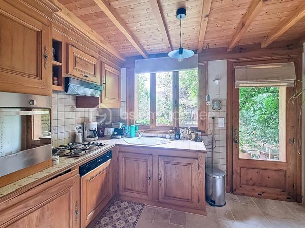 Cette maison en pierre au charme incomparable a fait l’objet par son propriétaire d’une rénovation soignée.. .Le sol du rez-de-chaussée a été refait en travertin, ainsi que toute l’electricité. La chaudiére au gaz est de 2023, et la climatisation réversible présente dans toutes les pièces a été installée la même année. Une entrée permet d’accéder à la pièce à vivre qui donne sur une cuisine ouverte. On trouve à ce niveau une buanderie/cellier ainsi que des toilettes. On accède à l’étage par un joli escalier qui débouche sur un palier qui distribue deux chambres. A cette étage une salle d’eau avec ses toilettes est communes aux deux chambres. Il est à noter que sur tout l’étage le propriétaire a conservé le joli parquet d’époque. Pour parfaire l’ensemble vous profiterez d’une petite terrasse abritée par un auvent. Celle-ci donne sur un joli jardin arboré et intime orienté plein sud. Au fond de celui-ci se trouve un apprenti ouvert qui sert d’abris jardin. La maison se situe dans une rue calme d’Agen à 5mn à pied des commodités.