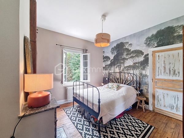 Cette maison en pierre au charme incomparable a fait l’objet par son propriétaire d’une rénovation soignée.. .Le sol du rez-de-chaussée a été refait en travertin, ainsi que toute l’electricité. La chaudiére au gaz est de 2023, et la climatisation réversible présente dans toutes les pièces a été installée la même année. Une entrée permet d’accéder à la pièce à vivre qui donne sur une cuisine ouverte. On trouve à ce niveau une buanderie/cellier ainsi que des toilettes. On accède à l’étage par un joli escalier qui débouche sur un palier qui distribue deux chambres. A cette étage une salle d’eau avec ses toilettes est communes aux deux chambres. Il est à noter que sur tout l’étage le propriétaire a conservé le joli parquet d’époque. Pour parfaire l’ensemble vous profiterez d’une petite terrasse abritée par un auvent. Celle-ci donne sur un joli jardin arboré et intime orienté plein sud. Au fond de celui-ci se trouve un apprenti ouvert qui sert d’abris jardin. La maison se situe dans une rue calme d’Agen à 5mn à pied des commodités.