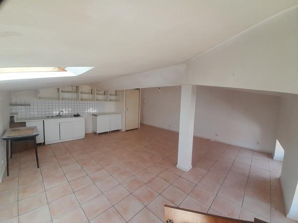 Die (26150) DIE CENTRE VILLE / APPARTEMENT DE 4 PIECES PRINCIPALES SOUS LES TOITS