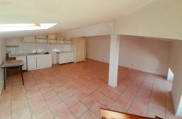 Die (26150) DIE CENTRE VILLE / APPARTEMENT DE 4 PIECES PRINCIPALES SOUS LES TOITS