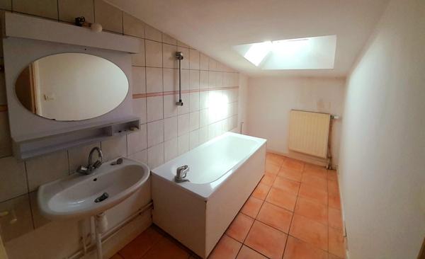 Die (26150) DIE CENTRE VILLE / APPARTEMENT DE 4 PIECES PRINCIPALES SOUS LES TOITS