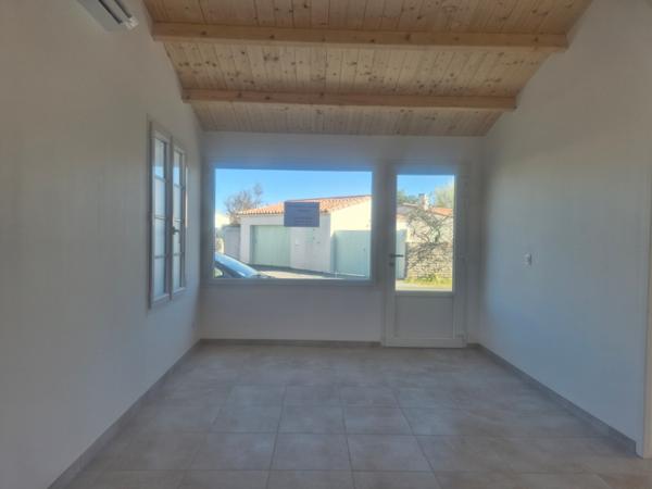 Location LOCAL COMMERCIAL TRES BIEN SITUE La Couarde sur Mer - 17670 / Réf. : 61001