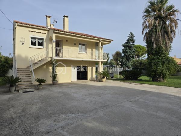 Dans le quartier recherché de Saint-Jean, en limite de Martigues/Port-de-Bouc, découvrez cette maison individuelle de 95 m² habitables, implantée sur un terrain de 653 m², avec un atout particulièrement rare : près de 95 m² supplémentaires au rez-de-chaussée, actuellement utilisés en vaste garage.

95 m² supplémentaires… à imaginer selon votre projet
C’est tout l’intérêt de cette propriété : conserver un garage exceptionnellement vaste, créer un espace indépendant pour un parent ou un enfant, aménager un second logement, ou encore envisager deux logements indépendants.
Une configuration particulièrement adaptée à une famille, à un projet multigénérationnel ou à un investisseur.

Un espace de vie familial à l’étage
À l’étage, les 95 m² habitables proposent une configuration familiale avec un séjour de 26,4 m² ouvrant sur un large balcon, une cuisine indépendante de 10,2 m², 3 chambres, une salle de bains, WC indépendant, hall et rangement.
Le terrain de 653 m² offre une vaste cour permettant de stationner plusieurs véhicules ainsi qu’un puits avec cuve de stockage.

Une maison régulièrement améliorée
Construite en 1973 et régulièrement améliorée, cette maison offre aujourd’hui un bon niveau de confort, notamment à l’étage grâce à ses menuiseries PVC double vitrage et ses stores électriques.
Elle bénéficie également d’une belle cheminée ouverte, apportant chaleur et convivialité au séjour.
À noter : une possibilité d’amélioration significative du DPE en remplaçant la chaudière fioul, actuellement à l’origine du classement F, par une pompe à chaleur air-eau, l’installation de chauffage central étant déjà en place.

Un bien à découvrir… et surtout à imaginer
Pour permettre une projection réaliste, les photographies présentent volontairement le bien dans son état actuel ainsi que des propositions de home staging, afin de visualiser concrètement les possibilités d’aménagement et de modernisation.

95 m² + 95 m² + 653 m² : un potentiel rare
95 m² habitables + 95 m² de garage + 653 m² de terrain : un bien aux possibilités multiples dans un secteur recherché.

Famille, projet multigénérationnel ou investissement : à vous d’imaginer la suite.
Fabrice Geneuil – BSK Immobilier
Votre projet immobilier est ma priorité.