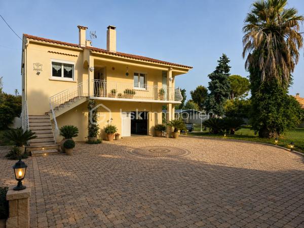 Dans le quartier recherché de Saint-Jean, en limite de Martigues/Port-de-Bouc, découvrez cette maison individuelle de 95 m² habitables, implantée sur un terrain de 653 m², avec un atout particulièrement rare : près de 95 m² supplémentaires au rez-de-chaussée, actuellement utilisés en vaste garage.

95 m² supplémentaires… à imaginer selon votre projet
C’est tout l’intérêt de cette propriété : conserver un garage exceptionnellement vaste, créer un espace indépendant pour un parent ou un enfant, aménager un second logement, ou encore envisager deux logements indépendants.
Une configuration particulièrement adaptée à une famille, à un projet multigénérationnel ou à un investisseur.

Un espace de vie familial à l’étage
À l’étage, les 95 m² habitables proposent une configuration familiale avec un séjour de 26,4 m² ouvrant sur un large balcon, une cuisine indépendante de 10,2 m², 3 chambres, une salle de bains, WC indépendant, hall et rangement.
Le terrain de 653 m² offre une vaste cour permettant de stationner plusieurs véhicules ainsi qu’un puits avec cuve de stockage.

Une maison régulièrement améliorée
Construite en 1973 et régulièrement améliorée, cette maison offre aujourd’hui un bon niveau de confort, notamment à l’étage grâce à ses menuiseries PVC double vitrage et ses stores électriques.
Elle bénéficie également d’une belle cheminée ouverte, apportant chaleur et convivialité au séjour.
À noter : une possibilité d’amélioration significative du DPE en remplaçant la chaudière fioul, actuellement à l’origine du classement F, par une pompe à chaleur air-eau, l’installation de chauffage central étant déjà en place.

Un bien à découvrir… et surtout à imaginer
Pour permettre une projection réaliste, les photographies présentent volontairement le bien dans son état actuel ainsi que des propositions de home staging, afin de visualiser concrètement les possibilités d’aménagement et de modernisation.

95 m² + 95 m² + 653 m² : un potentiel rare
95 m² habitables + 95 m² de garage + 653 m² de terrain : un bien aux possibilités multiples dans un secteur recherché.

Famille, projet multigénérationnel ou investissement : à vous d’imaginer la suite.
Fabrice Geneuil – BSK Immobilier
Votre projet immobilier est ma priorité.