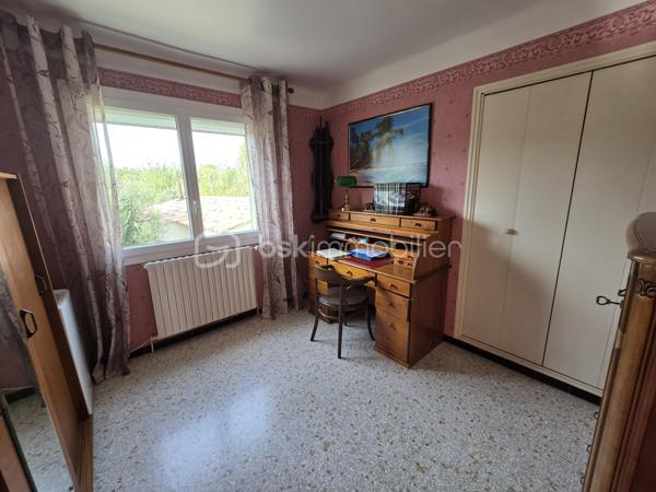 Dans le quartier recherché de Saint-Jean, en limite de Martigues/Port-de-Bouc, découvrez cette maison individuelle de 95 m² habitables, implantée sur un terrain de 653 m², avec un atout particulièrement rare : près de 95 m² supplémentaires au rez-de-chaussée, actuellement utilisés en vaste garage.

95 m² supplémentaires… à imaginer selon votre projet
C’est tout l’intérêt de cette propriété : conserver un garage exceptionnellement vaste, créer un espace indépendant pour un parent ou un enfant, aménager un second logement, ou encore envisager deux logements indépendants.
Une configuration particulièrement adaptée à une famille, à un projet multigénérationnel ou à un investisseur.

Un espace de vie familial à l’étage
À l’étage, les 95 m² habitables proposent une configuration familiale avec un séjour de 26,4 m² ouvrant sur un large balcon, une cuisine indépendante de 10,2 m², 3 chambres, une salle de bains, WC indépendant, hall et rangement.
Le terrain de 653 m² offre une vaste cour permettant de stationner plusieurs véhicules ainsi qu’un puits avec cuve de stockage.

Une maison régulièrement améliorée
Construite en 1973 et régulièrement améliorée, cette maison offre aujourd’hui un bon niveau de confort, notamment à l’étage grâce à ses menuiseries PVC double vitrage et ses stores électriques.
Elle bénéficie également d’une belle cheminée ouverte, apportant chaleur et convivialité au séjour.
À noter : une possibilité d’amélioration significative du DPE en remplaçant la chaudière fioul, actuellement à l’origine du classement F, par une pompe à chaleur air-eau, l’installation de chauffage central étant déjà en place.

Un bien à découvrir… et surtout à imaginer
Pour permettre une projection réaliste, les photographies présentent volontairement le bien dans son état actuel ainsi que des propositions de home staging, afin de visualiser concrètement les possibilités d’aménagement et de modernisation.

95 m² + 95 m² + 653 m² : un potentiel rare
95 m² habitables + 95 m² de garage + 653 m² de terrain : un bien aux possibilités multiples dans un secteur recherché.

Famille, projet multigénérationnel ou investissement : à vous d’imaginer la suite.
Fabrice Geneuil – BSK Immobilier
Votre projet immobilier est ma priorité.