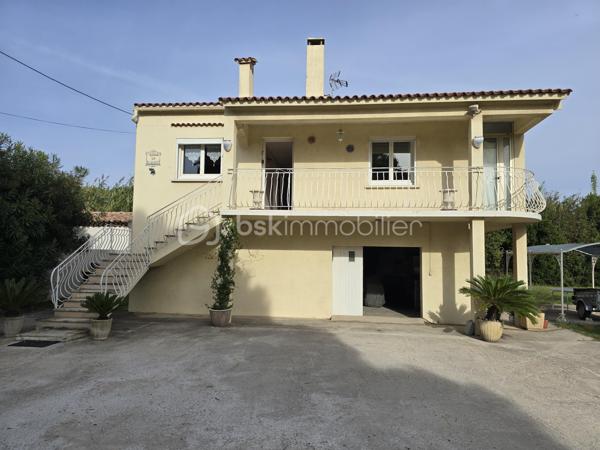 Dans le quartier recherché de Saint-Jean, en limite de Martigues/Port-de-Bouc, découvrez cette maison individuelle de 95 m² habitables, implantée sur un terrain de 653 m², avec un atout particulièrement rare : près de 95 m² supplémentaires au rez-de-chaussée, actuellement utilisés en vaste garage.

95 m² supplémentaires… à imaginer selon votre projet
C’est tout l’intérêt de cette propriété : conserver un garage exceptionnellement vaste, créer un espace indépendant pour un parent ou un enfant, aménager un second logement, ou encore envisager deux logements indépendants.
Une configuration particulièrement adaptée à une famille, à un projet multigénérationnel ou à un investisseur.

Un espace de vie familial à l’étage
À l’étage, les 95 m² habitables proposent une configuration familiale avec un séjour de 26,4 m² ouvrant sur un large balcon, une cuisine indépendante de 10,2 m², 3 chambres, une salle de bains, WC indépendant, hall et rangement.
Le terrain de 653 m² offre une vaste cour permettant de stationner plusieurs véhicules ainsi qu’un puits avec cuve de stockage.

Une maison régulièrement améliorée
Construite en 1973 et régulièrement améliorée, cette maison offre aujourd’hui un bon niveau de confort, notamment à l’étage grâce à ses menuiseries PVC double vitrage et ses stores électriques.
Elle bénéficie également d’une belle cheminée ouverte, apportant chaleur et convivialité au séjour.
À noter : une possibilité d’amélioration significative du DPE en remplaçant la chaudière fioul, actuellement à l’origine du classement F, par une pompe à chaleur air-eau, l’installation de chauffage central étant déjà en place.

Un bien à découvrir… et surtout à imaginer
Pour permettre une projection réaliste, les photographies présentent volontairement le bien dans son état actuel ainsi que des propositions de home staging, afin de visualiser concrètement les possibilités d’aménagement et de modernisation.

95 m² + 95 m² + 653 m² : un potentiel rare
95 m² habitables + 95 m² de garage + 653 m² de terrain : un bien aux possibilités multiples dans un secteur recherché.

Famille, projet multigénérationnel ou investissement : à vous d’imaginer la suite.
Fabrice Geneuil – BSK Immobilier
Votre projet immobilier est ma priorité.