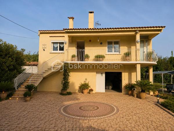 Dans le quartier recherché de Saint-Jean, en limite de Martigues/Port-de-Bouc, découvrez cette maison individuelle de 95 m² habitables, implantée sur un terrain de 653 m², avec un atout particulièrement rare : près de 95 m² supplémentaires au rez-de-chaussée, actuellement utilisés en vaste garage.

95 m² supplémentaires… à imaginer selon votre projet
C’est tout l’intérêt de cette propriété : conserver un garage exceptionnellement vaste, créer un espace indépendant pour un parent ou un enfant, aménager un second logement, ou encore envisager deux logements indépendants.
Une configuration particulièrement adaptée à une famille, à un projet multigénérationnel ou à un investisseur.

Un espace de vie familial à l’étage
À l’étage, les 95 m² habitables proposent une configuration familiale avec un séjour de 26,4 m² ouvrant sur un large balcon, une cuisine indépendante de 10,2 m², 3 chambres, une salle de bains, WC indépendant, hall et rangement.
Le terrain de 653 m² offre une vaste cour permettant de stationner plusieurs véhicules ainsi qu’un puits avec cuve de stockage.

Une maison régulièrement améliorée
Construite en 1973 et régulièrement améliorée, cette maison offre aujourd’hui un bon niveau de confort, notamment à l’étage grâce à ses menuiseries PVC double vitrage et ses stores électriques.
Elle bénéficie également d’une belle cheminée ouverte, apportant chaleur et convivialité au séjour.
À noter : une possibilité d’amélioration significative du DPE en remplaçant la chaudière fioul, actuellement à l’origine du classement F, par une pompe à chaleur air-eau, l’installation de chauffage central étant déjà en place.

Un bien à découvrir… et surtout à imaginer
Pour permettre une projection réaliste, les photographies présentent volontairement le bien dans son état actuel ainsi que des propositions de home staging, afin de visualiser concrètement les possibilités d’aménagement et de modernisation.

95 m² + 95 m² + 653 m² : un potentiel rare
95 m² habitables + 95 m² de garage + 653 m² de terrain : un bien aux possibilités multiples dans un secteur recherché.

Famille, projet multigénérationnel ou investissement : à vous d’imaginer la suite.
Fabrice Geneuil – BSK Immobilier
Votre projet immobilier est ma priorité.