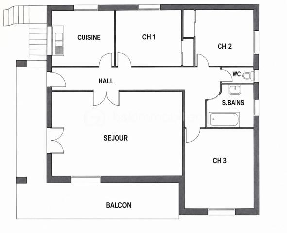 Dans le quartier recherché de Saint-Jean, en limite de Martigues/Port-de-Bouc, découvrez cette maison individuelle de 95 m² habitables, implantée sur un terrain de 653 m², avec un atout particulièrement rare : près de 95 m² supplémentaires au rez-de-chaussée, actuellement utilisés en vaste garage.

95 m² supplémentaires… à imaginer selon votre projet
C’est tout l’intérêt de cette propriété : conserver un garage exceptionnellement vaste, créer un espace indépendant pour un parent ou un enfant, aménager un second logement, ou encore envisager deux logements indépendants.
Une configuration particulièrement adaptée à une famille, à un projet multigénérationnel ou à un investisseur.

Un espace de vie familial à l’étage
À l’étage, les 95 m² habitables proposent une configuration familiale avec un séjour de 26,4 m² ouvrant sur un large balcon, une cuisine indépendante de 10,2 m², 3 chambres, une salle de bains, WC indépendant, hall et rangement.
Le terrain de 653 m² offre une vaste cour permettant de stationner plusieurs véhicules ainsi qu’un puits avec cuve de stockage.

Une maison régulièrement améliorée
Construite en 1973 et régulièrement améliorée, cette maison offre aujourd’hui un bon niveau de confort, notamment à l’étage grâce à ses menuiseries PVC double vitrage et ses stores électriques.
Elle bénéficie également d’une belle cheminée ouverte, apportant chaleur et convivialité au séjour.
À noter : une possibilité d’amélioration significative du DPE en remplaçant la chaudière fioul, actuellement à l’origine du classement F, par une pompe à chaleur air-eau, l’installation de chauffage central étant déjà en place.

Un bien à découvrir… et surtout à imaginer
Pour permettre une projection réaliste, les photographies présentent volontairement le bien dans son état actuel ainsi que des propositions de home staging, afin de visualiser concrètement les possibilités d’aménagement et de modernisation.

95 m² + 95 m² + 653 m² : un potentiel rare
95 m² habitables + 95 m² de garage + 653 m² de terrain : un bien aux possibilités multiples dans un secteur recherché.

Famille, projet multigénérationnel ou investissement : à vous d’imaginer la suite.
Fabrice Geneuil – BSK Immobilier
Votre projet immobilier est ma priorité.