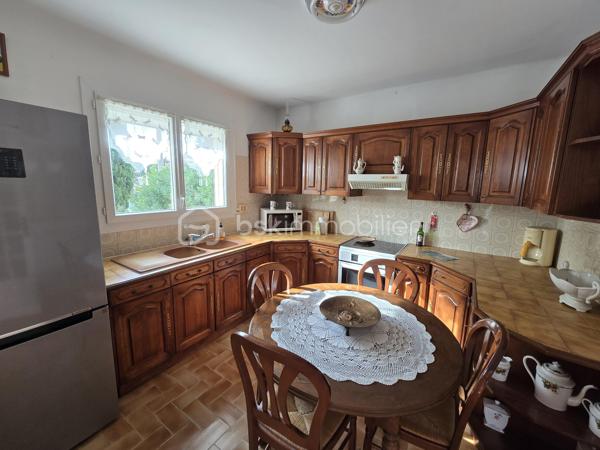 Dans le quartier recherché de Saint-Jean, en limite de Martigues/Port-de-Bouc, découvrez cette maison individuelle de 95 m² habitables, implantée sur un terrain de 653 m², avec un atout particulièrement rare : près de 95 m² supplémentaires au rez-de-chaussée, actuellement utilisés en vaste garage.

95 m² supplémentaires… à imaginer selon votre projet
C’est tout l’intérêt de cette propriété : conserver un garage exceptionnellement vaste, créer un espace indépendant pour un parent ou un enfant, aménager un second logement, ou encore envisager deux logements indépendants.
Une configuration particulièrement adaptée à une famille, à un projet multigénérationnel ou à un investisseur.

Un espace de vie familial à l’étage
À l’étage, les 95 m² habitables proposent une configuration familiale avec un séjour de 26,4 m² ouvrant sur un large balcon, une cuisine indépendante de 10,2 m², 3 chambres, une salle de bains, WC indépendant, hall et rangement.
Le terrain de 653 m² offre une vaste cour permettant de stationner plusieurs véhicules ainsi qu’un puits avec cuve de stockage.

Une maison régulièrement améliorée
Construite en 1973 et régulièrement améliorée, cette maison offre aujourd’hui un bon niveau de confort, notamment à l’étage grâce à ses menuiseries PVC double vitrage et ses stores électriques.
Elle bénéficie également d’une belle cheminée ouverte, apportant chaleur et convivialité au séjour.
À noter : une possibilité d’amélioration significative du DPE en remplaçant la chaudière fioul, actuellement à l’origine du classement F, par une pompe à chaleur air-eau, l’installation de chauffage central étant déjà en place.

Un bien à découvrir… et surtout à imaginer
Pour permettre une projection réaliste, les photographies présentent volontairement le bien dans son état actuel ainsi que des propositions de home staging, afin de visualiser concrètement les possibilités d’aménagement et de modernisation.

95 m² + 95 m² + 653 m² : un potentiel rare
95 m² habitables + 95 m² de garage + 653 m² de terrain : un bien aux possibilités multiples dans un secteur recherché.

Famille, projet multigénérationnel ou investissement : à vous d’imaginer la suite.
Fabrice Geneuil – BSK Immobilier
Votre projet immobilier est ma priorité.
