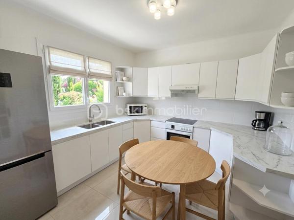 Dans le quartier recherché de Saint-Jean, en limite de Martigues/Port-de-Bouc, découvrez cette maison individuelle de 95 m² habitables, implantée sur un terrain de 653 m², avec un atout particulièrement rare : près de 95 m² supplémentaires au rez-de-chaussée, actuellement utilisés en vaste garage.

95 m² supplémentaires… à imaginer selon votre projet
C’est tout l’intérêt de cette propriété : conserver un garage exceptionnellement vaste, créer un espace indépendant pour un parent ou un enfant, aménager un second logement, ou encore envisager deux logements indépendants.
Une configuration particulièrement adaptée à une famille, à un projet multigénérationnel ou à un investisseur.

Un espace de vie familial à l’étage
À l’étage, les 95 m² habitables proposent une configuration familiale avec un séjour de 26,4 m² ouvrant sur un large balcon, une cuisine indépendante de 10,2 m², 3 chambres, une salle de bains, WC indépendant, hall et rangement.
Le terrain de 653 m² offre une vaste cour permettant de stationner plusieurs véhicules ainsi qu’un puits avec cuve de stockage.

Une maison régulièrement améliorée
Construite en 1973 et régulièrement améliorée, cette maison offre aujourd’hui un bon niveau de confort, notamment à l’étage grâce à ses menuiseries PVC double vitrage et ses stores électriques.
Elle bénéficie également d’une belle cheminée ouverte, apportant chaleur et convivialité au séjour.
À noter : une possibilité d’amélioration significative du DPE en remplaçant la chaudière fioul, actuellement à l’origine du classement F, par une pompe à chaleur air-eau, l’installation de chauffage central étant déjà en place.

Un bien à découvrir… et surtout à imaginer
Pour permettre une projection réaliste, les photographies présentent volontairement le bien dans son état actuel ainsi que des propositions de home staging, afin de visualiser concrètement les possibilités d’aménagement et de modernisation.

95 m² + 95 m² + 653 m² : un potentiel rare
95 m² habitables + 95 m² de garage + 653 m² de terrain : un bien aux possibilités multiples dans un secteur recherché.

Famille, projet multigénérationnel ou investissement : à vous d’imaginer la suite.
Fabrice Geneuil – BSK Immobilier
Votre projet immobilier est ma priorité.