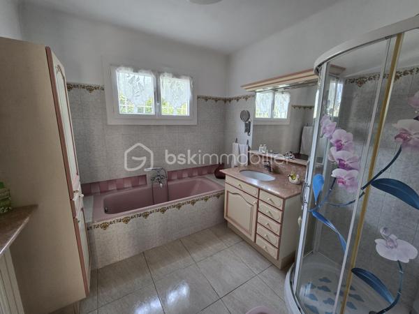 Dans le quartier recherché de Saint-Jean, en limite de Martigues/Port-de-Bouc, découvrez cette maison individuelle de 95 m² habitables, implantée sur un terrain de 653 m², avec un atout particulièrement rare : près de 95 m² supplémentaires au rez-de-chaussée, actuellement utilisés en vaste garage.

95 m² supplémentaires… à imaginer selon votre projet
C’est tout l’intérêt de cette propriété : conserver un garage exceptionnellement vaste, créer un espace indépendant pour un parent ou un enfant, aménager un second logement, ou encore envisager deux logements indépendants.
Une configuration particulièrement adaptée à une famille, à un projet multigénérationnel ou à un investisseur.

Un espace de vie familial à l’étage
À l’étage, les 95 m² habitables proposent une configuration familiale avec un séjour de 26,4 m² ouvrant sur un large balcon, une cuisine indépendante de 10,2 m², 3 chambres, une salle de bains, WC indépendant, hall et rangement.
Le terrain de 653 m² offre une vaste cour permettant de stationner plusieurs véhicules ainsi qu’un puits avec cuve de stockage.

Une maison régulièrement améliorée
Construite en 1973 et régulièrement améliorée, cette maison offre aujourd’hui un bon niveau de confort, notamment à l’étage grâce à ses menuiseries PVC double vitrage et ses stores électriques.
Elle bénéficie également d’une belle cheminée ouverte, apportant chaleur et convivialité au séjour.
À noter : une possibilité d’amélioration significative du DPE en remplaçant la chaudière fioul, actuellement à l’origine du classement F, par une pompe à chaleur air-eau, l’installation de chauffage central étant déjà en place.

Un bien à découvrir… et surtout à imaginer
Pour permettre une projection réaliste, les photographies présentent volontairement le bien dans son état actuel ainsi que des propositions de home staging, afin de visualiser concrètement les possibilités d’aménagement et de modernisation.

95 m² + 95 m² + 653 m² : un potentiel rare
95 m² habitables + 95 m² de garage + 653 m² de terrain : un bien aux possibilités multiples dans un secteur recherché.

Famille, projet multigénérationnel ou investissement : à vous d’imaginer la suite.
Fabrice Geneuil – BSK Immobilier
Votre projet immobilier est ma priorité.