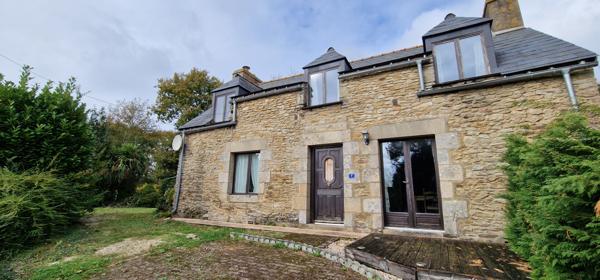 MORBIHAN Maison en pierre de 3 chambres avec allée et jardin - à rénover