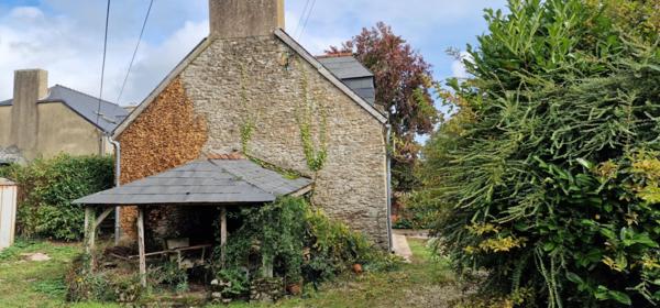 MORBIHAN Maison en pierre de 3 chambres avec allée et jardin - à rénover