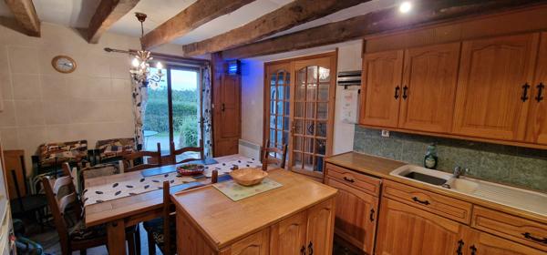 MORBIHAN Maison en pierre de 3 chambres avec allée et jardin - à rénover