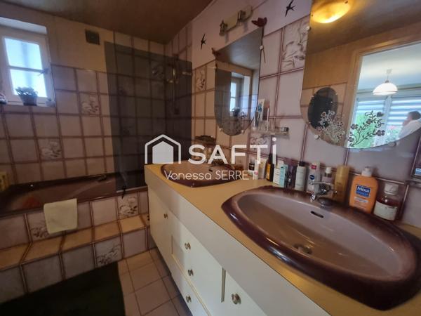 Immeuble avec commerce et logements – plein centre du Molay-Littry