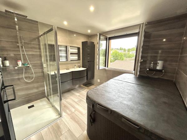 Maison familiale 220 m² - Avec piscine, véranda et grand terrain à Lagnieu
