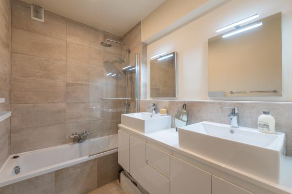 Appartement
         4 pièces
        - 115 m² Bien prestige 695 000 € *