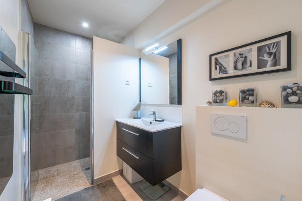 Appartement
         4 pièces
        - 115 m² Bien prestige 695 000 € *