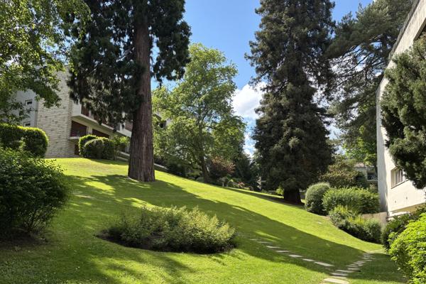 Appartement
         4 pièces
        - 115 m² Bien prestige 695 000 € *