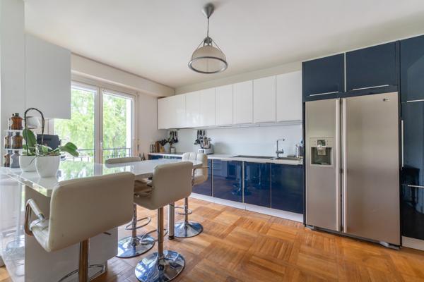 Appartement
         4 pièces
        - 115 m² Bien prestige 695 000 € *