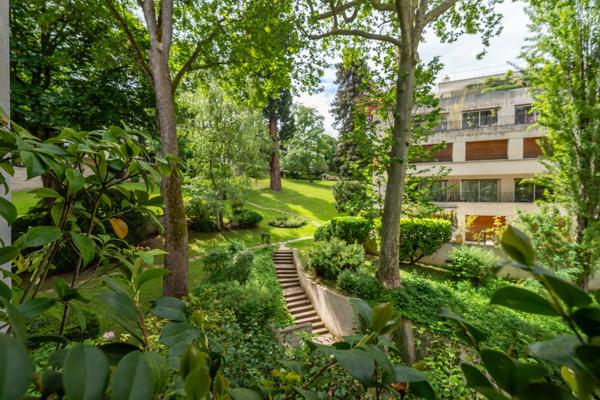 Appartement
         4 pièces
        - 115 m² Bien prestige 695 000 € *