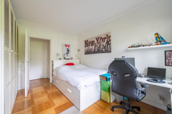 Appartement
         4 pièces
        - 115 m² Bien prestige 695 000 € *